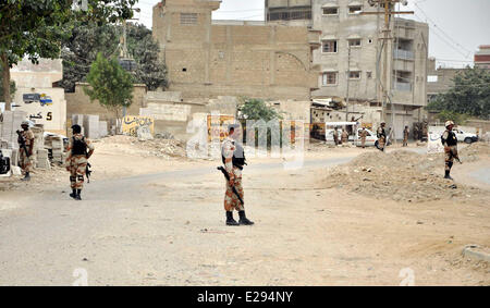 Di Karachi, Pakistan. 17 Giugno, 2014. Rangers pakistani prendere parte in una operazione di ricerca a Karachi in Pakistan meridionale, il 17 giugno 2014. Esercito pakistano ha detto martedì che 25 più stranieri e locali "terroristi" sono state uccise in attacchi aerei nel nord Waziristan regione tribale come le forze di sicurezza hanno continuato la loro grande offensiva. Credito: Arshad/Xinhua/Alamy Live News Foto Stock