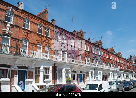 Xix secolo case a schiera in stonor road, Barons Court, Londra, Inghilterra, con balconi e variamente facciate dipinte