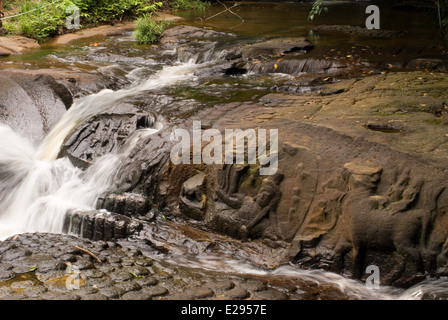 Divinità scolpito rocce di fiume. Spean Kabal. Kabal Spean è un parco di circa 60km fuori in campagna. Ho appena andato lì pensando che essa' Foto Stock
