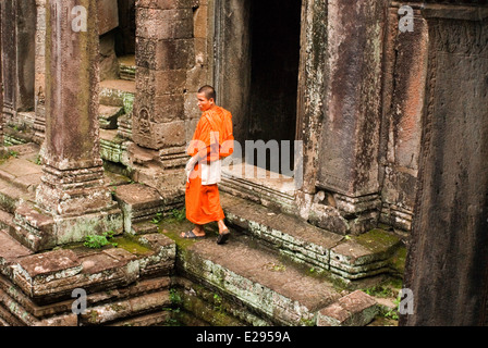 I monaci buddisti nella parte interna del tempio Bayon. Angkor Thom. Angkor Thom fu costruito come un quadrato i cui lati eseguire esattamente Foto Stock