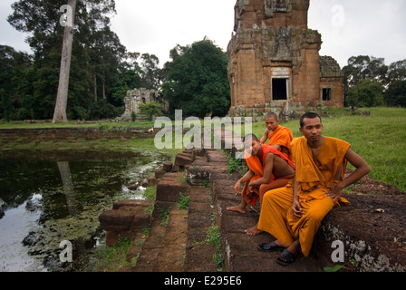 Monaco buddista presso i templi di Kleangs & Prasat Suor Prat. Angkor Thom. Rettangolare edificio in arenaria contrapposta alla Terrac Foto Stock