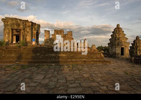 Phnom Bakheng Temple. Sunrise. La costruzione di questo tempio sulla montagna Phnom Bakheng (Bakheng Hill), il primo grande tempio Foto Stock