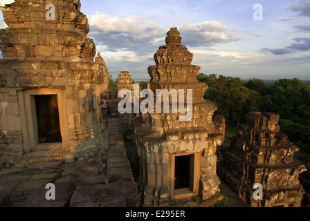 Phnom Bakheng Temple. Sunrise. La costruzione di questo tempio sulla montagna Phnom Bakheng (Bakheng Hill), il primo grande tempio Foto Stock