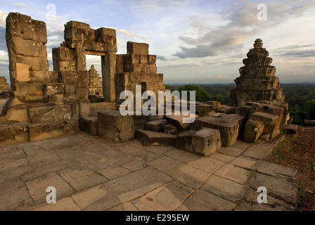 Phnom Bakheng Temple. Sunrise. La costruzione di questo tempio sulla montagna Phnom Bakheng (Bakheng Hill), il primo grande tempio Foto Stock