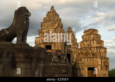 Phnom Bakheng Temple. Sunrise. La costruzione di questo tempio sulla montagna Phnom Bakheng (Bakheng Hill), il primo grande tempio Foto Stock