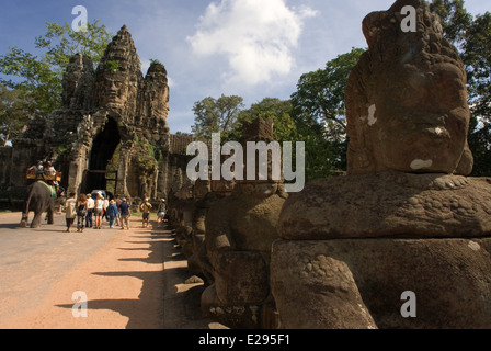 Corse di elefanti al gateway di Angkor Thom. Angkor Thom (grande Angkor) è un 3km2 murata e moated royal city ed è stato l'ultimo c Foto Stock