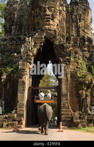 Corse di elefanti al gateway di Angkor Thom. Angkor Thom (grande Angkor) è un 3km2 murata e moated royal city ed è stato l'ultimo c Foto Stock