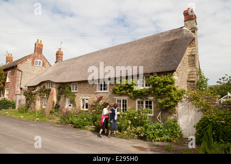 Tradizionale cottage con il tetto di paglia nel Dorset villaggio di Burton Bradstock, Dorset England Regno Unito Foto Stock