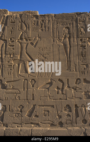 L'Egitto. Complesso del tempio di Karnak. Rilievo raffigurante il Faraone Ramesse II fare un sacrificio al dio Ptah. Foto Stock