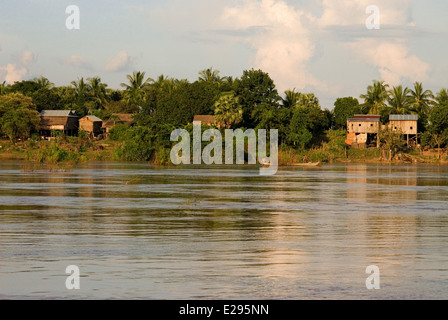 Il fiume Mekong vicino ad esempio Kampi. Cercando un po' di acqua fresca delfini Irrawaddy . Kratie. Di Irrawaddy osservare i delfini, il posto migliore per Foto Stock