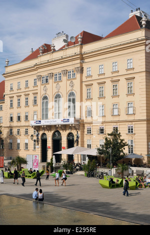 Cortile del Museumsquartier con un edificio barocco, Museumplatz, Vienna, Austria Foto Stock