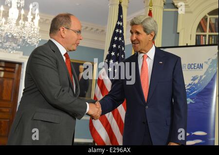 Il Segretario di Stato americano John Kerry accoglie favorevolmente il Principe Alberto II di Monaco per il Dipartimento di Stato Giugno 16, 2014 a Washington, DC. Foto Stock