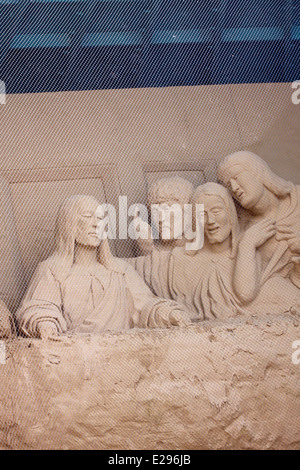 Scultura di sabbia dell'ultima cena sulla spiaggia a Weymouth, Dorset UK nel mese di maggio Foto Stock