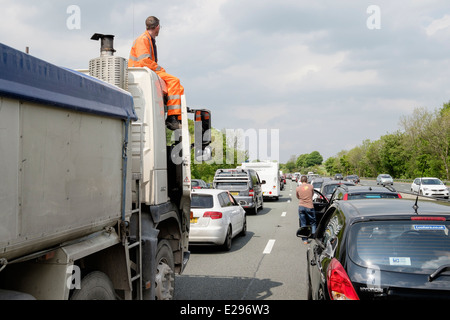 Veicoli fermi in un ingorgo sull'autostrada M6, a causa di un incidente causando un lungo ritardo. Inghilterra Regno Unito Gran Bretagna Foto Stock