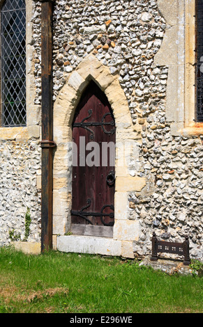 Un sacerdote della porta nel coro della chiesa parrocchiale di St Andrew a Ringstead, Norfolk, Inghilterra, Regno Unito. Foto Stock