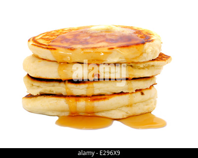 Pila di prima colazione pancake con sciroppo di gocciolamento isolato su bianco Foto Stock