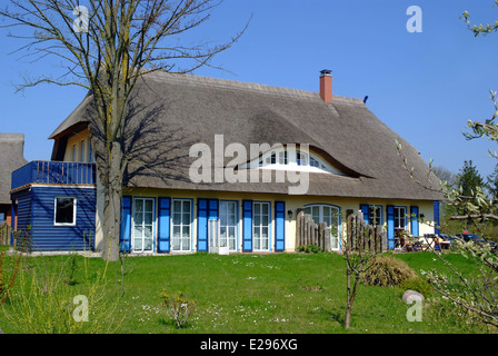 Cosy cottage con il tetto di paglia Ahrenshoop Darss Mar Baltico Foto Stock