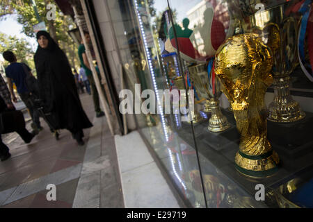 Tehran, Iran. 16 Giugno, 2014. Una copia di FIFA Coppa del Mondo 2014 è visualizzato per la vendita ad una usura sport vetrina nel centro di Teheran. Credito: Morteza Nikoubazl/ZUMA Press/Alamy Live News Foto Stock