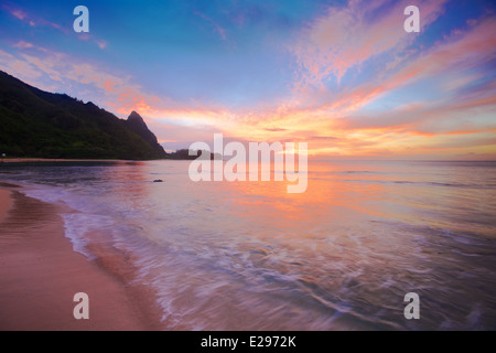 Un bel tramonto sulla spiaggia di tunnel sulla costa Nord di Kauai, il Giardino Isola di Hawaii Foto Stock