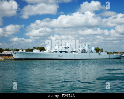 HMS Bristol D23, un tipo 82 cacciatorpediniere al Whale Island, Portsmouth Porto. Foto Stock