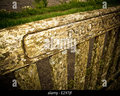 Sbiadito In memoria amorosa carving su weathered panca in legno Foto Stock