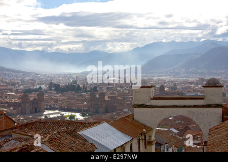 Una bella scena di strada alla ricerca sui tetti in Cusco, Perù, antica sede dell'Impero Inca alta delle Ande. Foto Stock