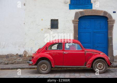 Una bella scena di strada con un VW Bug Cusco, Perù, antica sede dell'Impero Inca alta delle Ande. Foto Stock