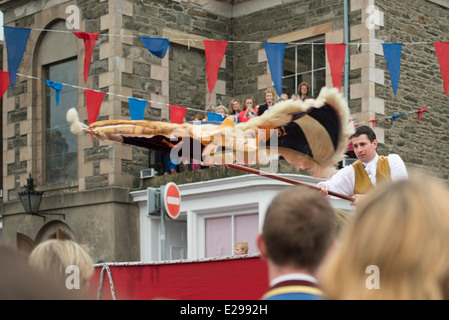 Selkirk Equitazione comune 2014. L'Alfiere proietta i colori nella piazza del paese. Foto Stock