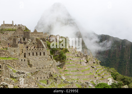 Bellissima e misteriosa Machu Picchu la Città perduta degli Incas, nelle Ande peruviane, a sunrise. Foto Stock