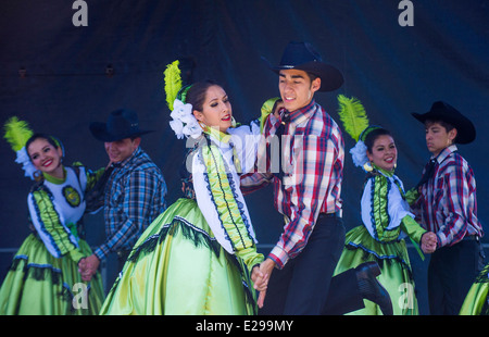 Ballerini partecipa al Cinco De Mayo festival a San Diego Foto Stock