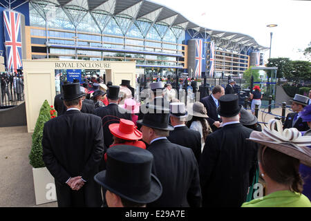 Ascot Berkshire, Regno Unito. 17 Giugno, 2014. Racegoers all'ingresso della Royal Enclosure. Ascot Racecourse. (Zuschauer, Besucher, Publikum, Eingang, Eintritt, Royal Enclosure, modalità, modisch, Eleganz, elegante, Zylinder, Huete, moda, Tribuene, TribŸne, HŸte) 500D170614ROYALASCOT.JPG (c) Frank sorge il credito: Caro /Alamy Live News Foto Stock