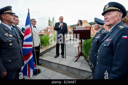 La guerra weterans Oldrich Rampula, sinistra, Emil Bocek, secondo da destra e Alois Dubec, diritto, guarda su come presidente ceco Zeman, centro, parla alla reception per celebrare il compleanno della Regina Elisabetta II. sulla terrazza dell'Ambasciata britannica a Praga, Martedì, 17 giugno 2014. La celebrazione è stata associata con il ringraziare cecoslovacco di veterani di guerra che hanno servito nella Royal Air Force britannica nella Seconda Guerra Mondiale. (CTK foto/Vit Simanek) Foto Stock