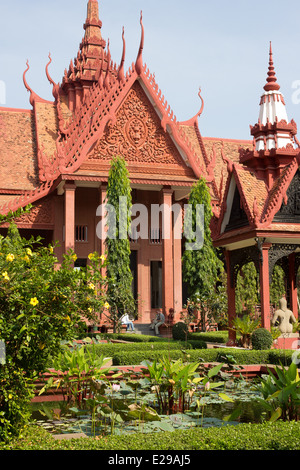 Il Museo Nazionale della Cambogia a Phnom Penh Cambogia è il più grande museo di storia culturale. Foto Stock