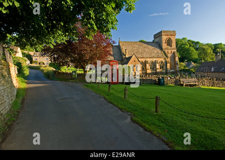 Snowshill villaggio nel nord del Cotswolds è un tipico e pittoresco villaggio inglese con la piccola chiesa al suo centro. Foto Stock