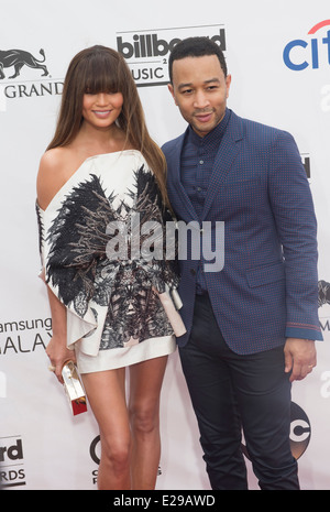 Il cantautore John Legend (R) e modello moglie Christine Teigen frequentare il 2014 Billboard Music Awards di Las Vegas Foto Stock