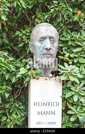 Tomba di scrittore Heinrich Mann a Berlino, Dorotheenstaedtischer Friedhof Foto Stock