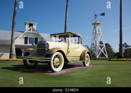 Celebrazione Gold Club di Orlando in Florida in un modello di Ford Foto Stock