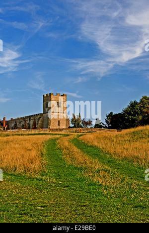 La piccola chiesa del paese a Chesterton nel Warwickshire si trova in qualche modo dal case, offrendo una vista suggestiva sull'approccio. Foto Stock