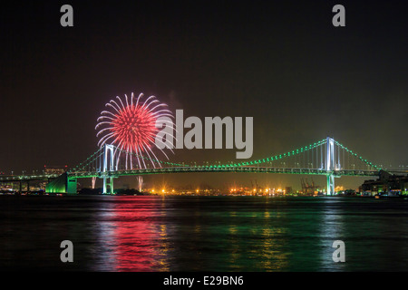 Fuochi d'artificio e Rainbow Bridge, Tokyo, Giappone Foto Stock