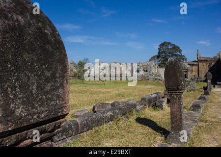 Preah Vihear Tempio è un antico tempio indù che si trova in cima ad un 525 metri di alta scogliera in Dangrek montagne, Cambogia. Foto Stock