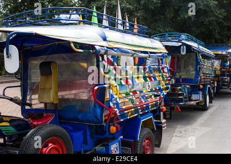 Tuk tuks parcheggiato in strada nell'antica città di Luang Prabang, situato nel nord del Laos, un sito Patrimonio Mondiale dell'UNESCO. Foto Stock