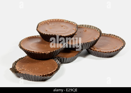 Pila di sei brown cioccolatini in carta protettiva Foto Stock