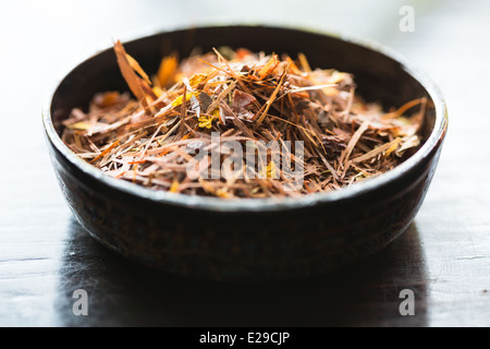 Rooibos foglie di tè in una ciotola Foto Stock