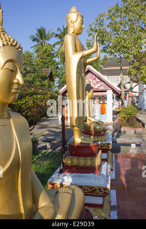 Golden Statue di Buddha in un tempio della antica città di Luang Prabang, situato nel nord del Laos, un sito Patrimonio Mondiale dell'UNESCO. Foto Stock