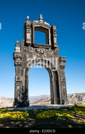 Antico arco ornati sulla sommità del Cerro Quilli, La Paz dal di sopra, con Nevado Illamani nella distanza. Bolivia Foto Stock