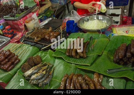 Luang Prabang mercato notturno è qualcosa da non perdere durante la visita di questa affascinante città. Una varietà di Lao cibo è disponibile. Foto Stock