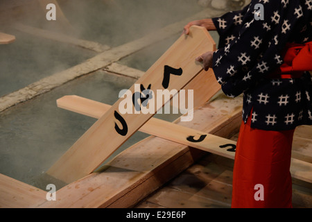 Prestazioni Yumomi a Kusatsu Onsen, Agatsuma, Gunma, Giappone Foto Stock