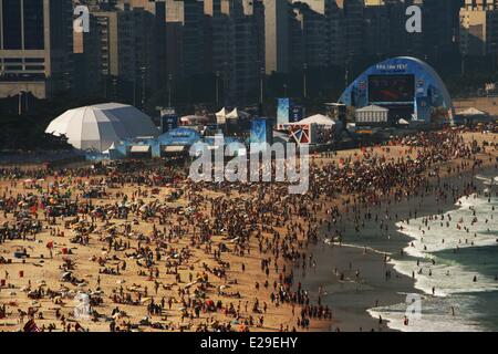 Rio de Janeiro, Brasile, 17 Giugno, 2014. 2014 FIFA World Cup Brasile. Vista generale della FIFA Fan Fest a Copacabana Beach, durante la partita tra il Belgio e l' Algeria. Foto Stock