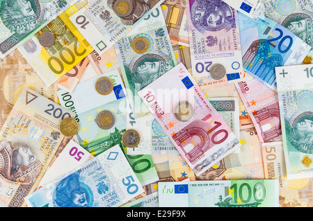 Sfondo costituito di zloty polacco e le banconote e le monete in euro Foto Stock