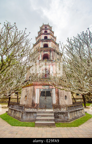 Thien Mu Pagoda (Cielo Fairy Lady Pagoda) nella città di Hue, Vietnam. Patrimonio mondiale dell UNESCO Foto Stock